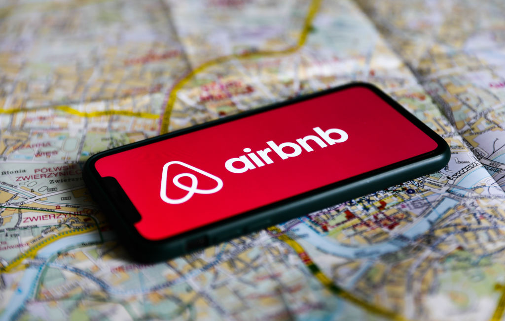 爱彼迎:AI编写六成新代码,技术赋能业务升级