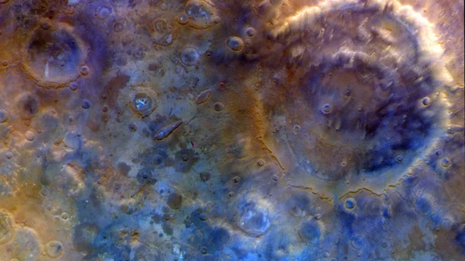 NASA“灵神星”探测器高速飞掠火星，传回震撼影像