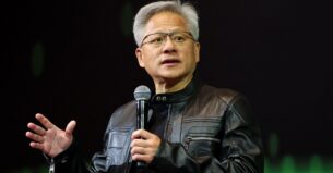 英伟达CEO黄仁勋:AI正在创造大量就业机会,无需恐惧