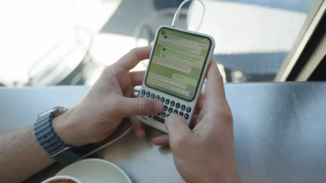 Clicks新款BlackBerry风格手机实机亮相