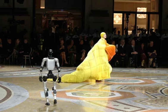 Vogue米兰大秀机器人走秀引争议：时尚与科技的碰撞还是尴尬？