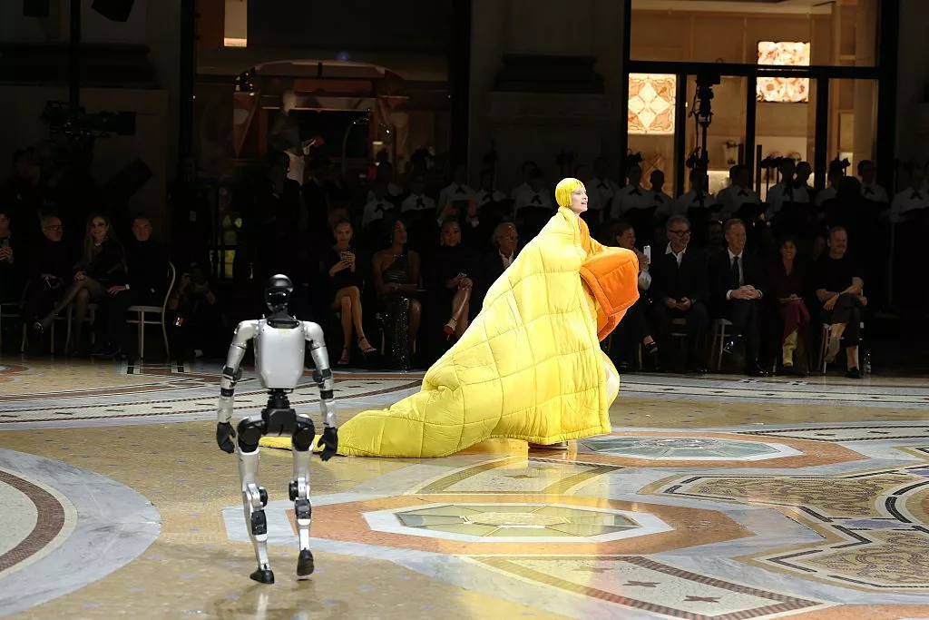 Vogue米兰大秀机器人走秀引争议：时尚与科技的碰撞还是尴尬？