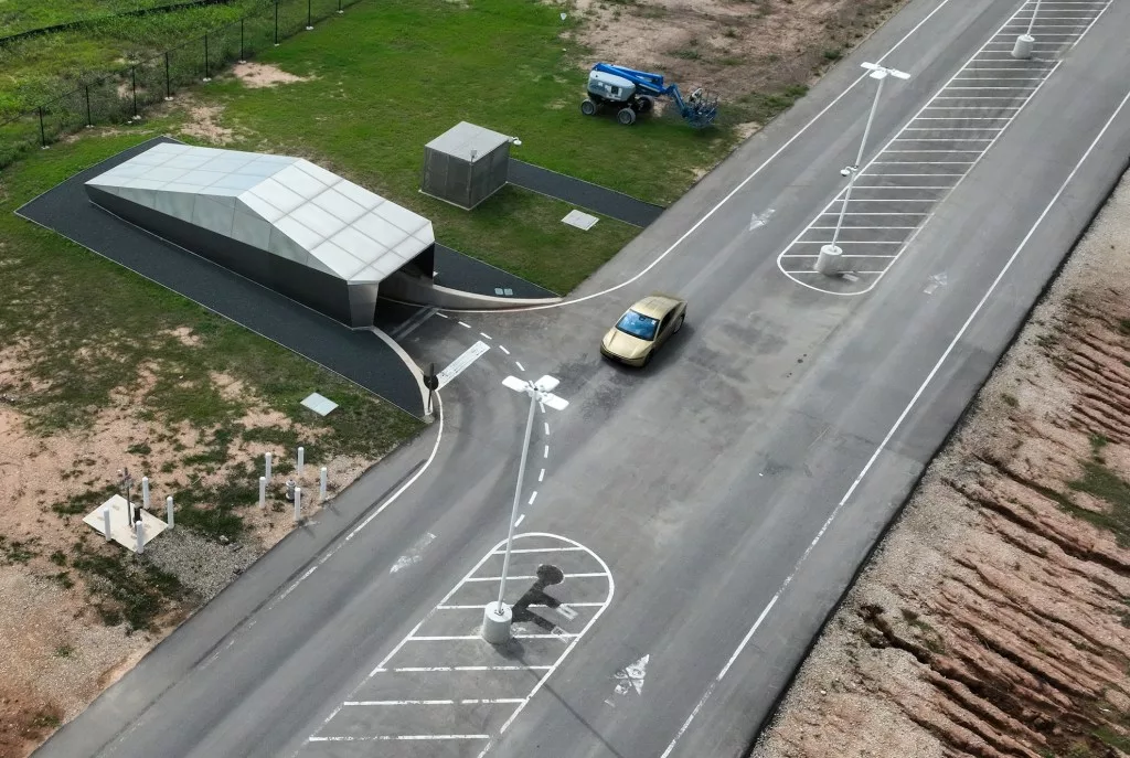 赛博出租车：特斯拉的转折点