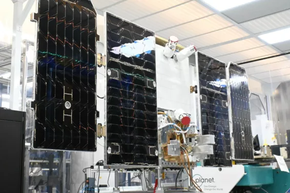 Google首颗太空数据中心卫星上线，在轨写出太空俳句
