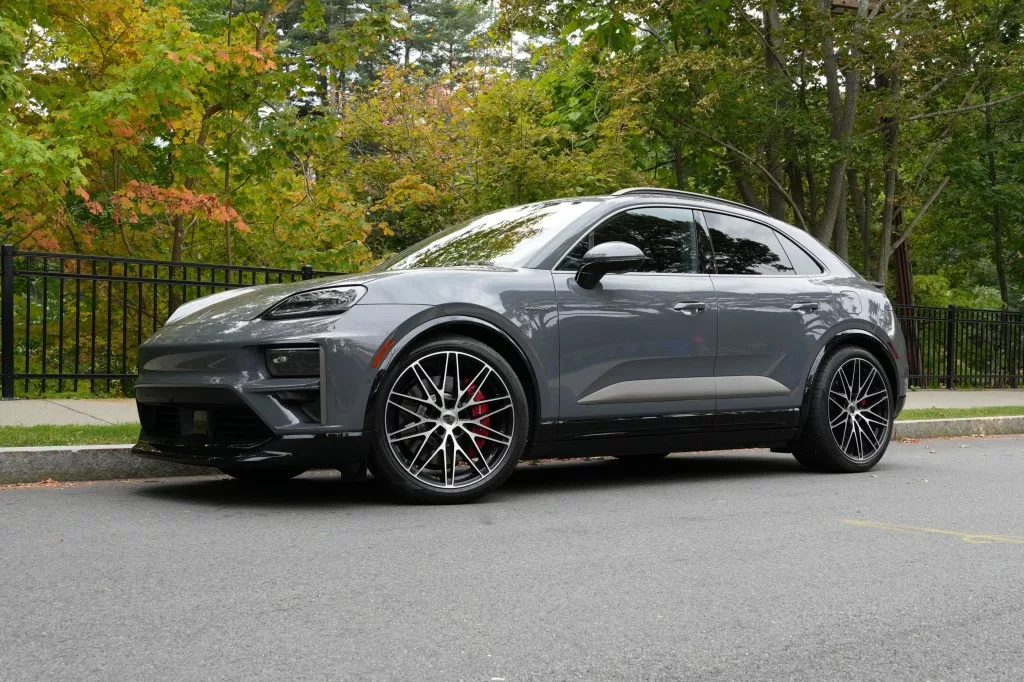 保时捷Macan Turbo电动版:低调外表下的运动灵魂
