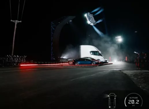 特斯拉发布 SpaceX 推进版 Roadster：能飞能跳，2028 年交付